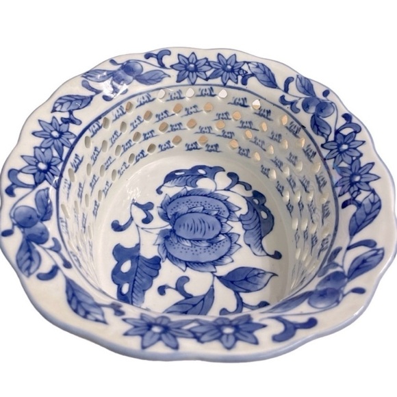Chinoiserie Porcelain Pierced
Oval Bowl Blue and White
Blueberry Fruit Design - Picture 2 of 9